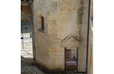 porte de la tour du château de Varaignes